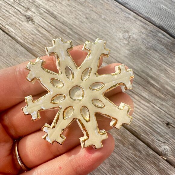 Vintage Jewelry Ceramic White Snowflake Brooch Pin Winter Brooch Winter Jewelry - Picture 1 of 2